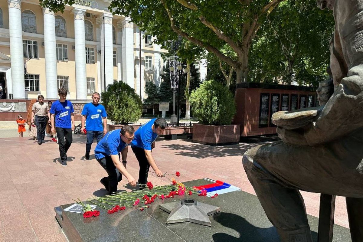 Дагестанские молодогвардейцы почтили память погибших при нападении в  Махачкале и Дербенте