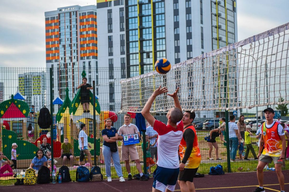 Первый дворовый турнир по волейболу открыли в Набережных Челнах |  20.06.2024 | Казань - БезФормата