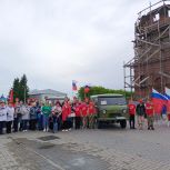 Единороссы совместно с волонтерами Большереченского района в День России отправили бойцам СВО два автомобиля