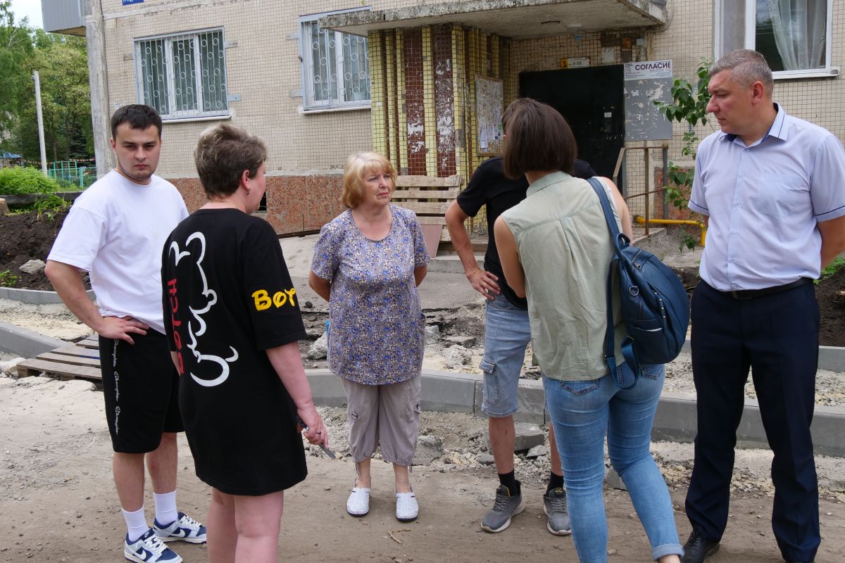 Партийный десант проконтролировал ход благоустройства двора в Засвияжском районе