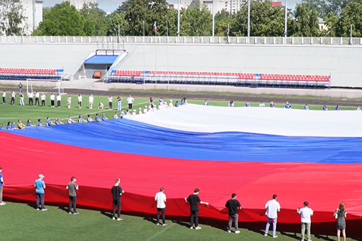 С гордостью за свою страну: молодёжь Самары развернула гигантский флаг  России