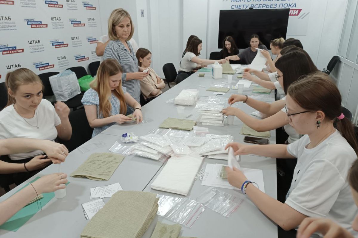 Активисты партии «Единая Россия» провели мастер-класс по изготовлению «сухого армейского душа»