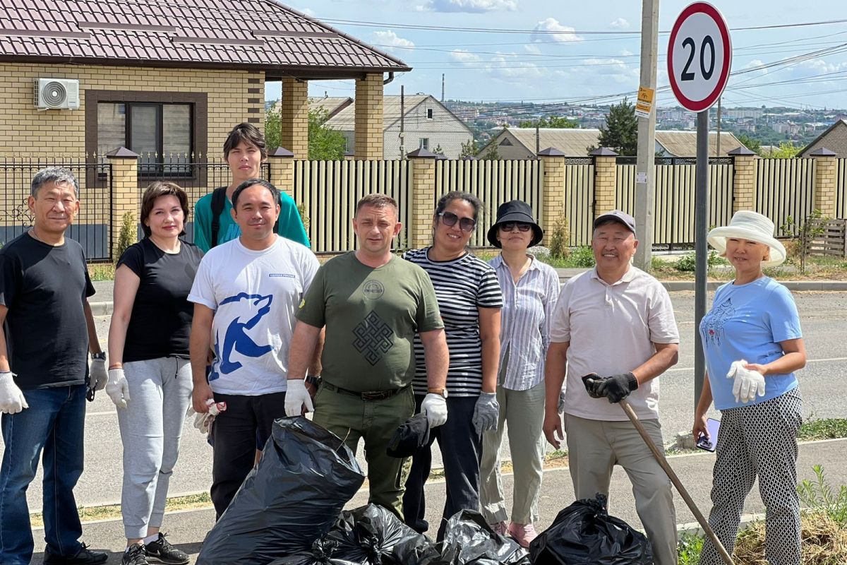 Жители Элисты приняли участие в масштабном общегородском субботнике