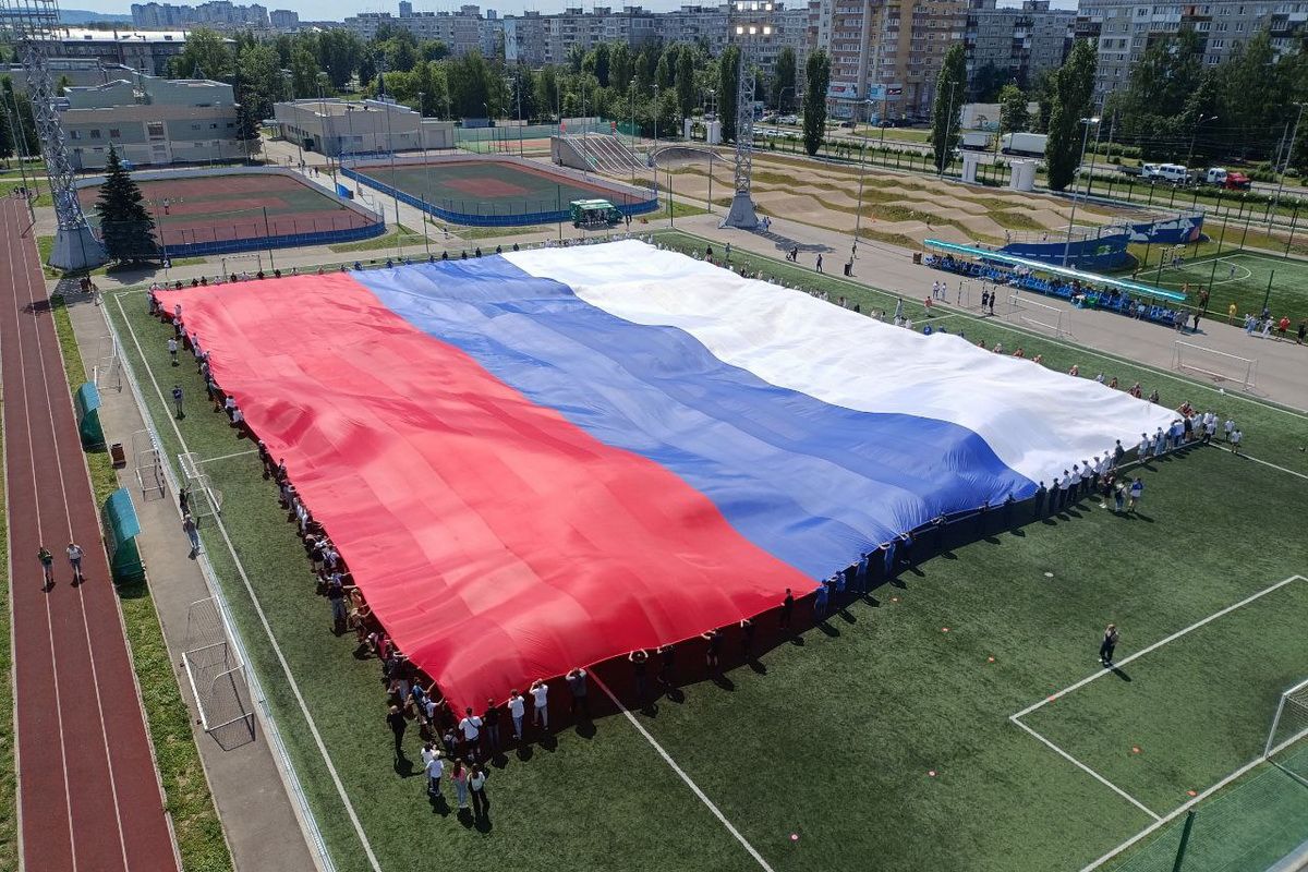 В Нижнем Новгороде развернули самый большой российский флаг