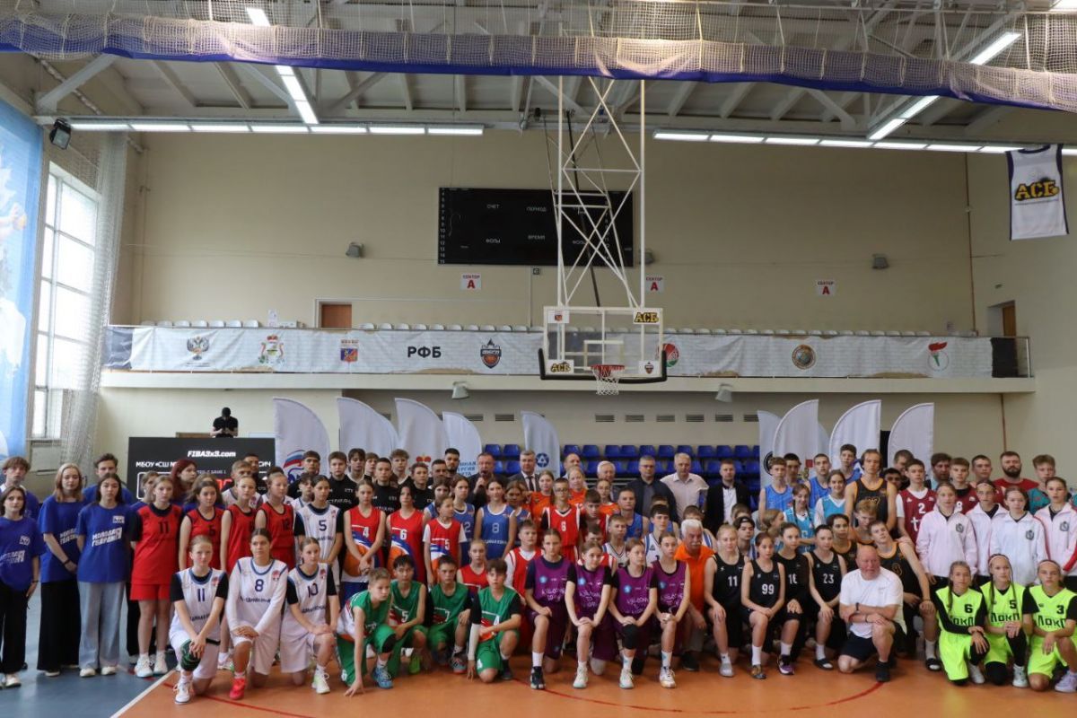 «Единая Россия» и Федерация баскетбола по-спортивному отметили главный праздник страны