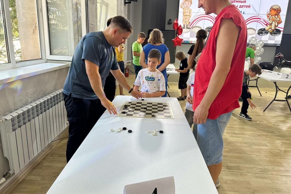 В Севастополе прошел семейный турнир по шашкам Чапаева