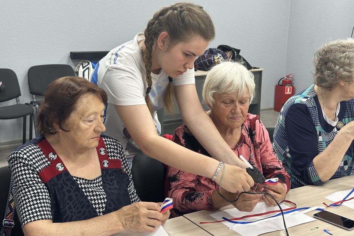 Броши в цветах российского флага создали барнаульские ветераны и «Волонтеры Победы»