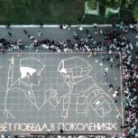 В Балаково картина из свечей отобразила связь поколений защитников Отечества