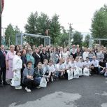 Людмила Бабушкина высадила деревья на «Аллее медалистов» вместе с отличниками из Богдановича