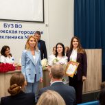 Депутаты «Единой России» поздравили сотрудников городской поликлиники №10 с профессиональным праздником