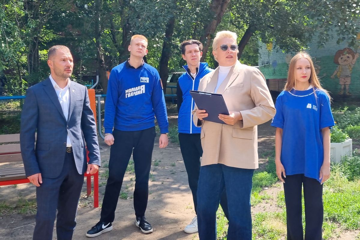 «Единая Россия» провела в Омске рейд по детским площадкам и общественным пространствам