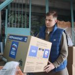 «Единая Россия» отправила из Омска летние вещи детям ЛНР