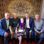 Партийцы поздравили труженицу тыла