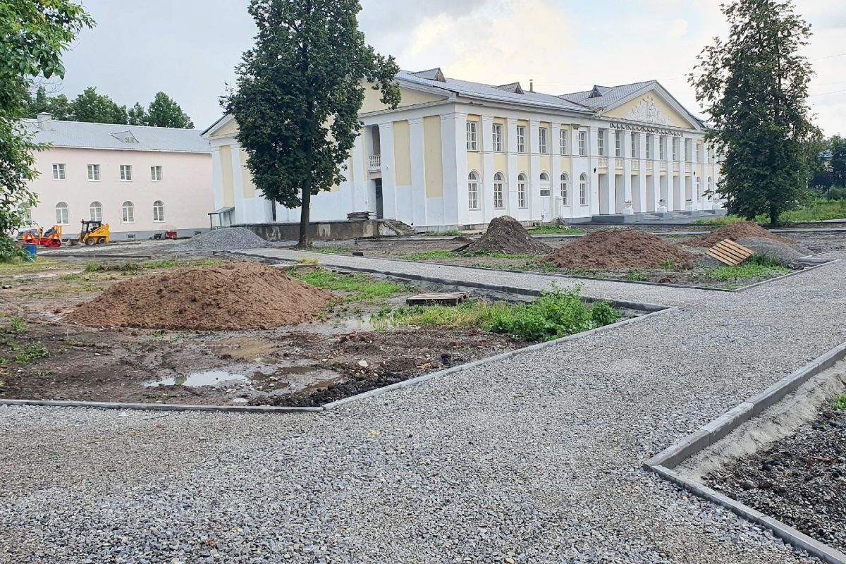 В рамках партийного проекта «Единой России» «Городская среда» в Аше идут активные работы по благоустройству сквера, расположенного за Дворцом культуры «Металлург»