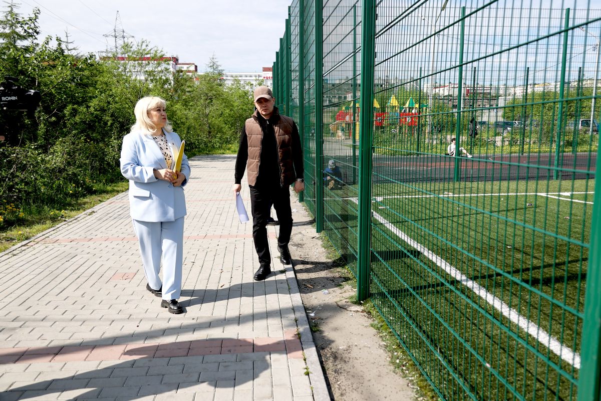 «Единая Россия» проверила состояние спортивных площадок Магадана