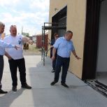 Виктор Бабенко проверил строительство ангара на стадионе хоккейно-футбольного клуба «Спутник» в Карпинске