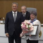 Радий Хабиров наградил работников почты