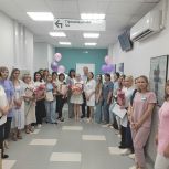 Цветы, слова признательности и торты: в Оренбурге отметили День медицинского работника