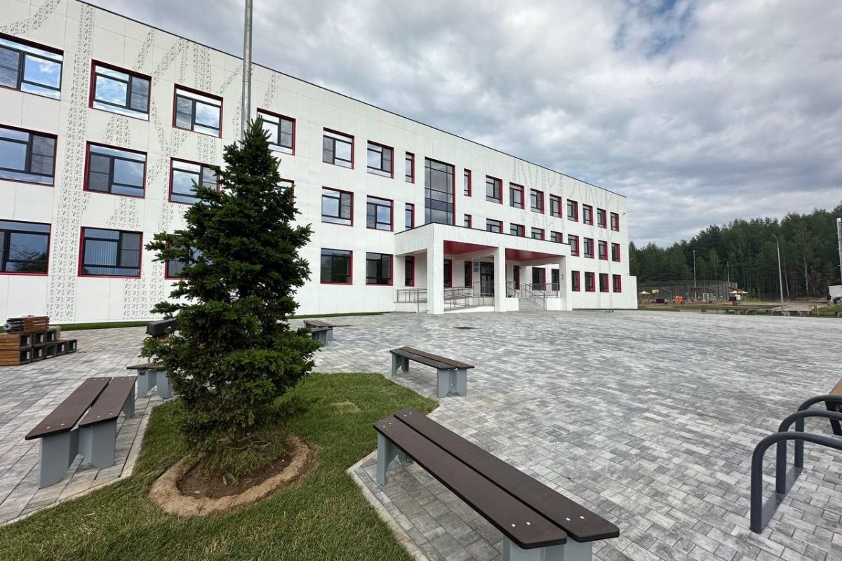 В преддверии нового учебного года продолжается комплектование школы, построенной в микрорайоне Венеция в Костроме