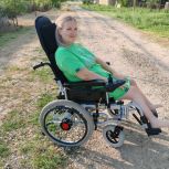 Елена Бондаренко передала инвалидную коляску женщине с ограниченными возможностями здоровья