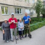 В Международный день соседей депутат фракции партии «Единая Россия» в Миассе Помог облагородить палисадник на своем округе