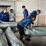 Депутат Дмитрий Франчук помог барабинским волонтерам с расходниками на маскировочные сети