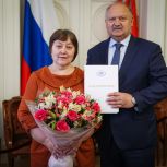 Депутат «Единой России» Николай Бондаренко вручил маме бойца СВО благодарственное письмо в ходе телемоста «Благодарность Матерям и Отцам Героев Курской Земли»