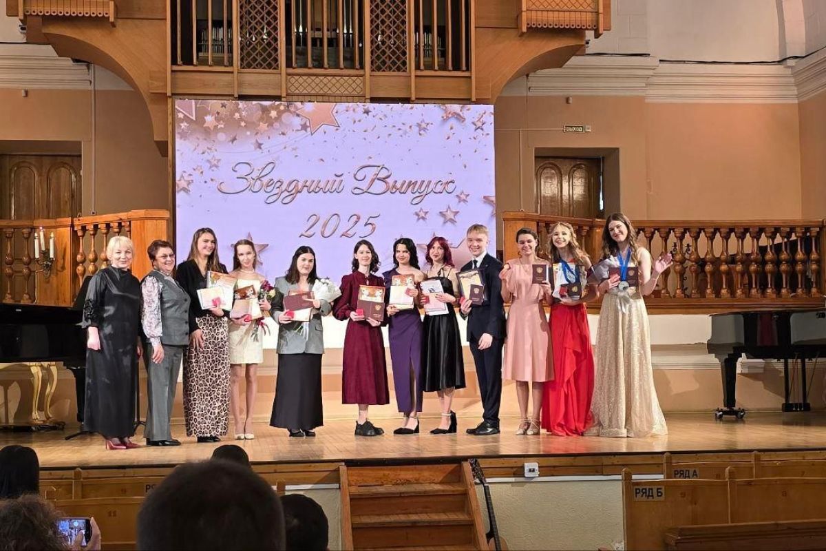 Звездный выпуск: сразу двенадцать учеников окончили школу №45 Архангельска с медалями