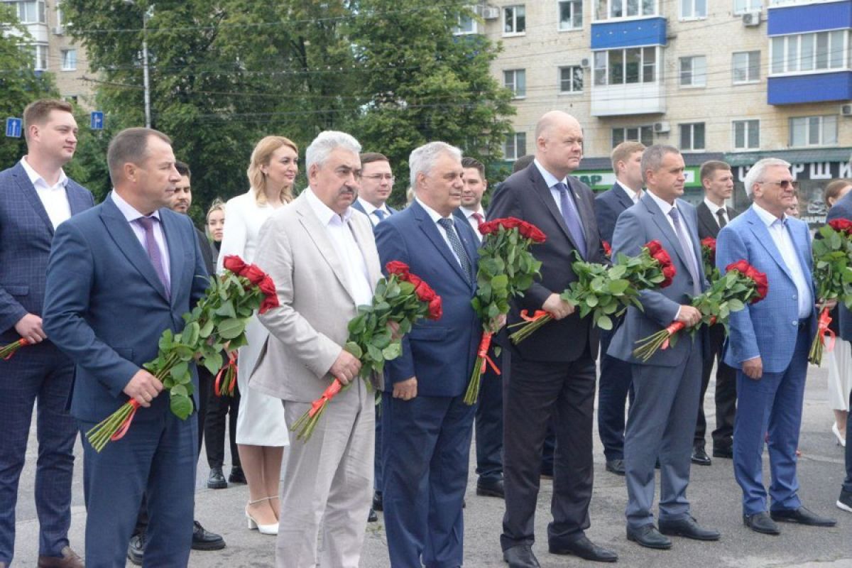 Участники заседания Совета законодателей ПФО в Пензе возложили цветы к Монументу воинской и трудовой Славы