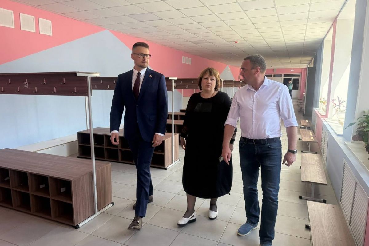 «Все работы проводятся в срок». В Холм-Жирковском районе по проекту «Единой России» ремонтируют сразу две школы