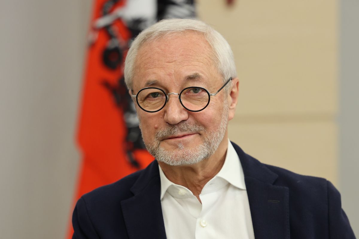 Евгений Герасимов решил проблему опасной парковки около школы № 1371 в Крылатском
