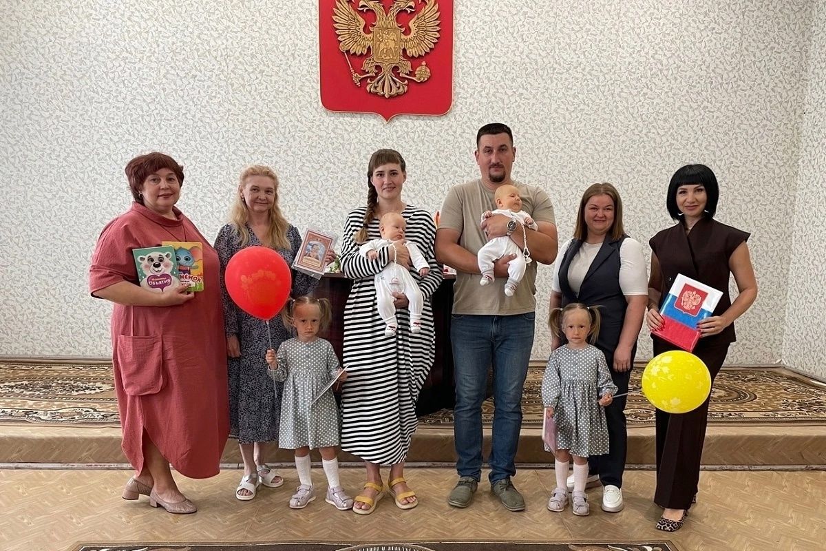В Тотьме семья получила статус многодетной после рождения второй пары двойняшек