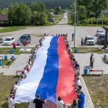 «Волну триколора» в честь Дня России организовали шелеховские единороссы в посёлке Большой Луг
