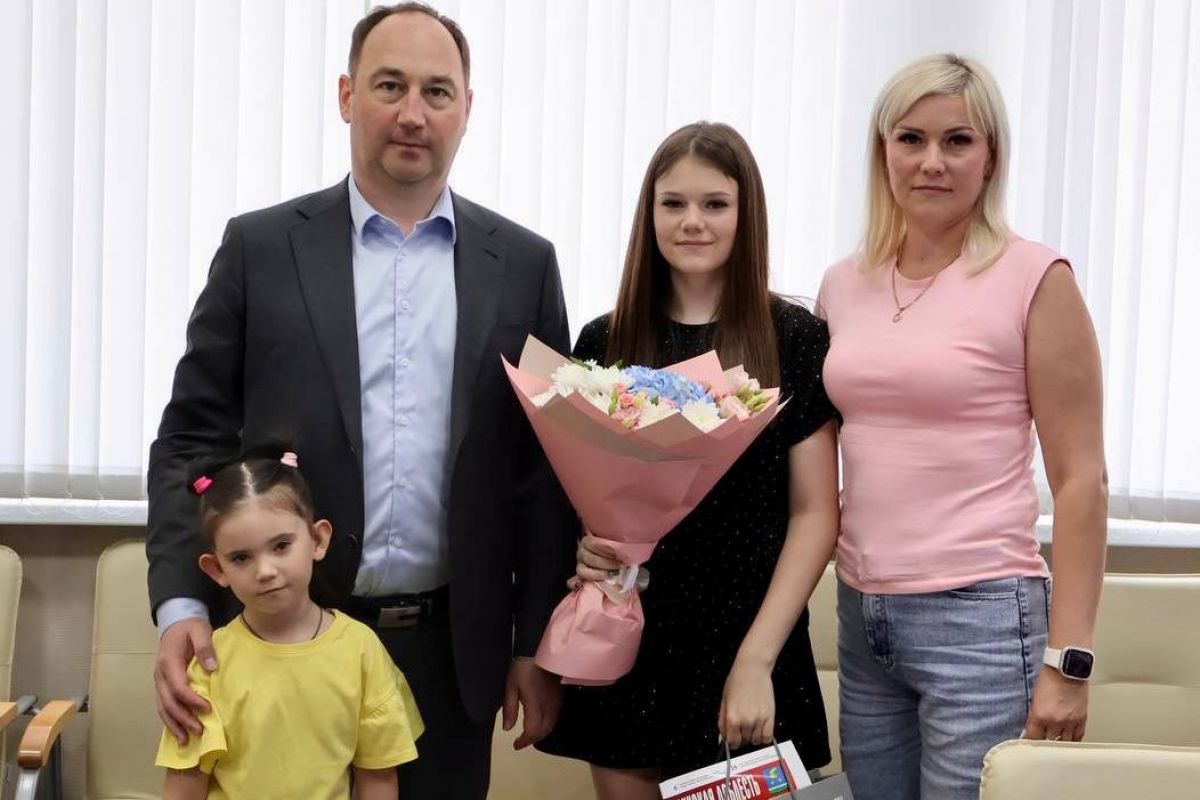 Ступинские партийцы поздравили с днем рождения дочь погибшего участника СВО