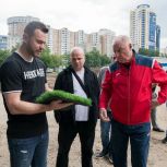 Игорь Акинфеев и Вячеслав Чанов проверили ход строительства Академии вратарского мастерства в Реутово
