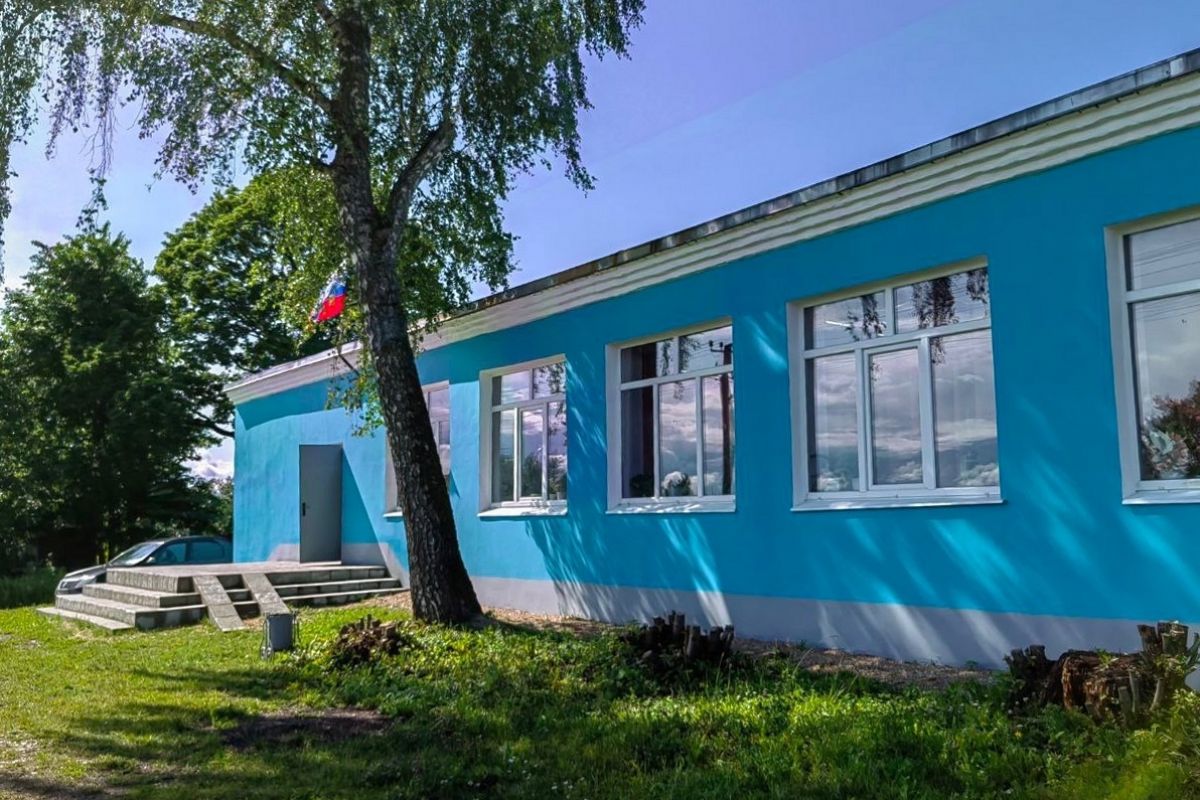 При поддержке проекта «Единой России» в Хмелитском Доме культуры отремонтировали фасад