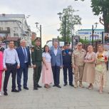 Сторонники "Единой России" организовали выставку портретов семей участников СВО
