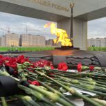 Салехарды возложили цветы и Свечи Памяти у мемориала на Пантеоне Победы