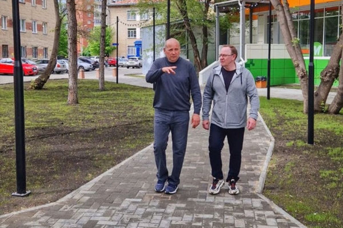 Секретарь Центрального местного отделения партии «Единая Россия» Виктор Ереклинцев вместе с членом партии Александром Казаковым осмотрел недавно благоустроенный сквер рядом с домом №34 на улице Воровского в Челябинске