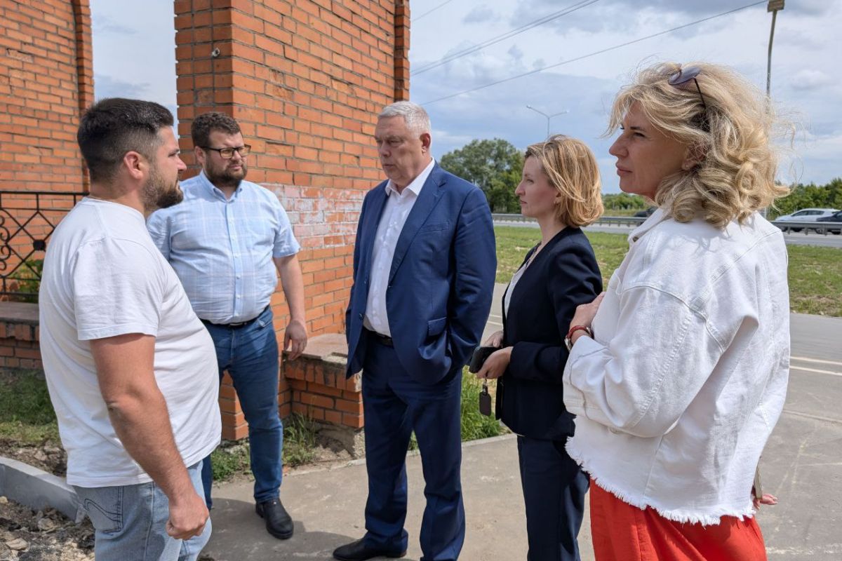 Члены фракций «Единой России» в Рязанской областной и городской Думе проверили ход работ в Парке Морской Славы и школе №35