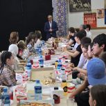 При поддержке депутата Нурбаганда Нурбагандова дети участников СВО посетили театр