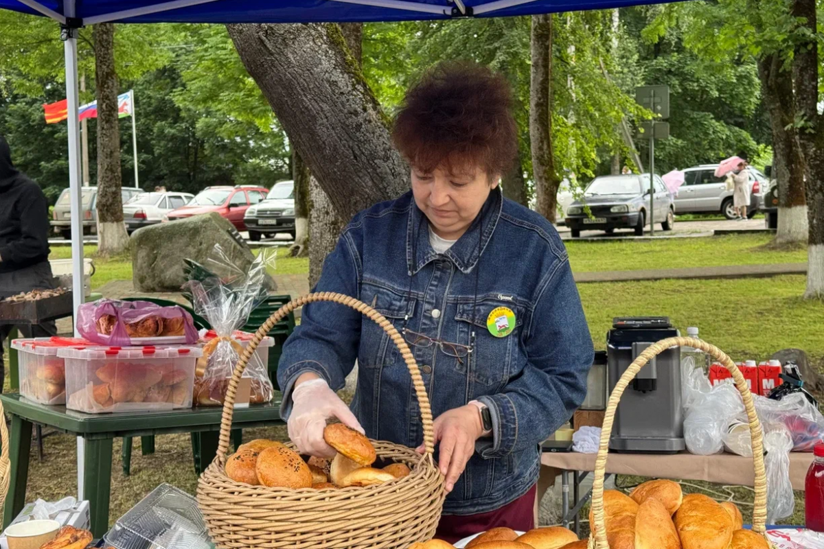В Хиславичах прошла праздничная ярмарка – свою продукцию представили получатели соцконтрактов