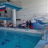Златоустовское отделение партии «Единая Россия» организовали соревнования по плаванию для юных горожан