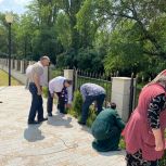 В Малгобеке прошел субботник по благоустройству Мемориала Славы