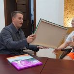 В благодарность за новый мольберт: талантливый мальчик с ДЦП подарил исполкому челябинского регионального отделения партии «Единая Россия» картины