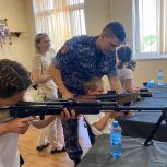В Севастополе по инициативе «Единой России» воспитанники социального приюта для детей и подростков посетили воинскую часть Росгвардии