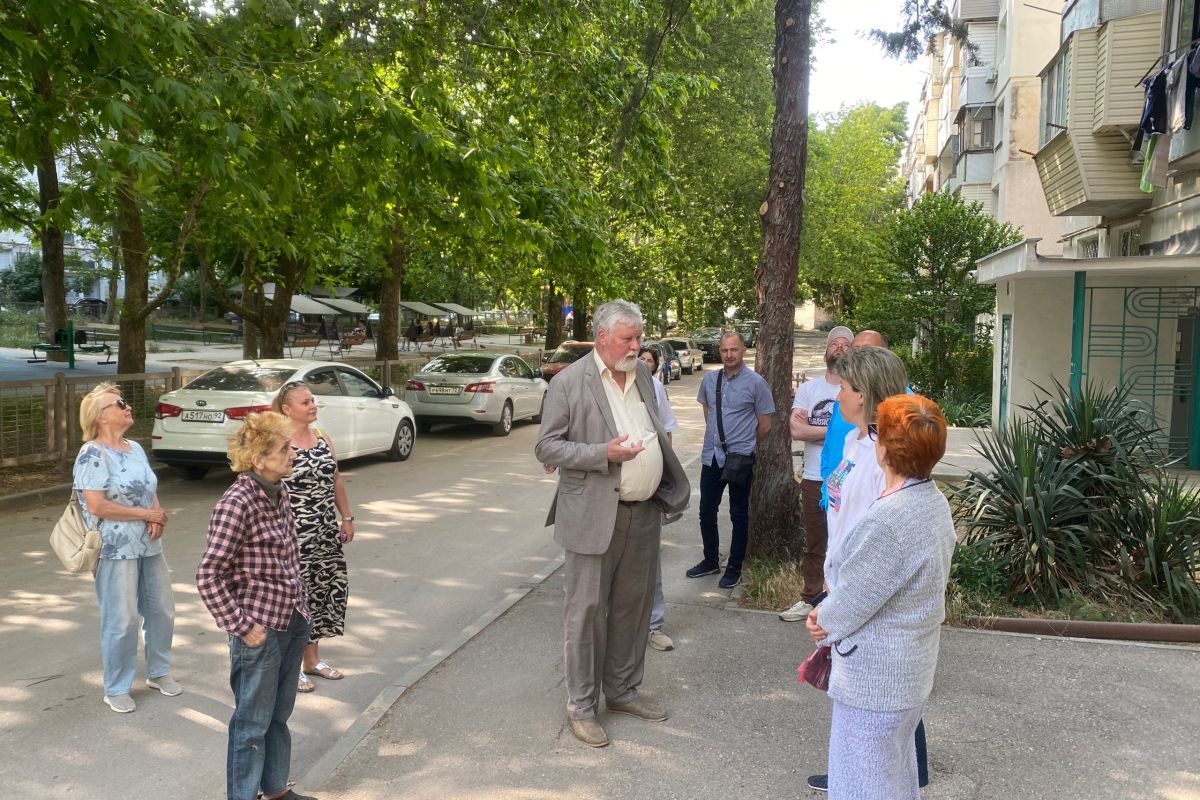 Вячеслав Аксенов провел встречу с жителями проспекта Генерала Острякова