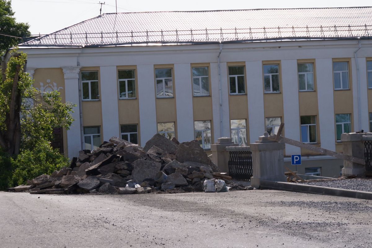 В Саткинском районе проходят ремонтные работы на площади Юбилейной
