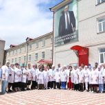 Сергей Меликов поздравил медицинских работников Дагестана с профессиональным праздником