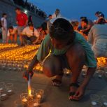 Огненную картину войны создали в Благовещенске из 5 тысяч свечей